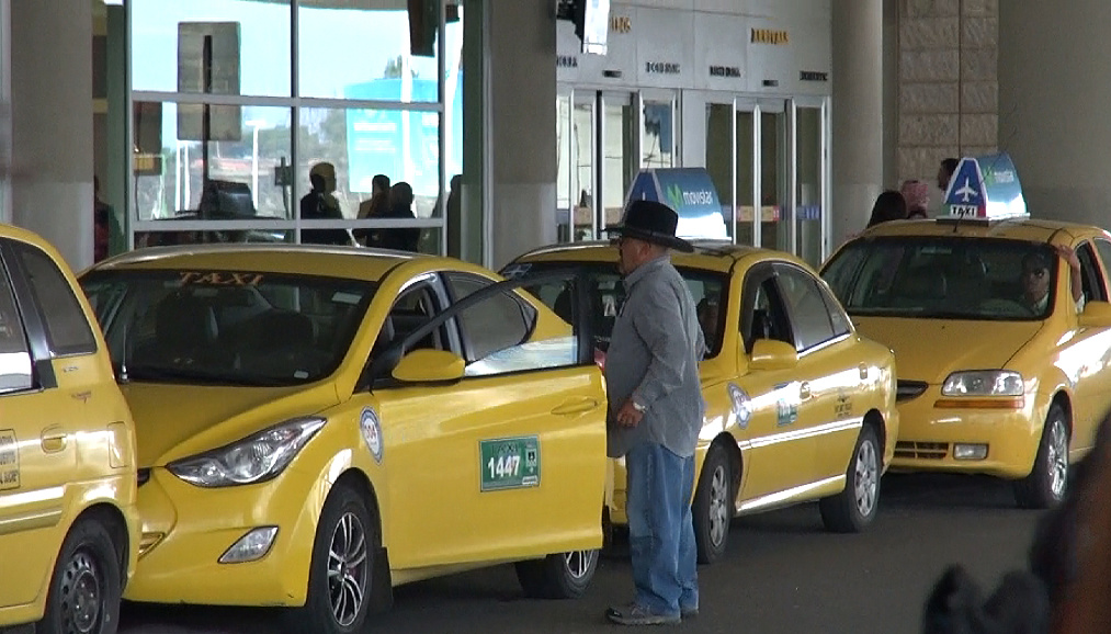 Taxi před letištěm, Quito